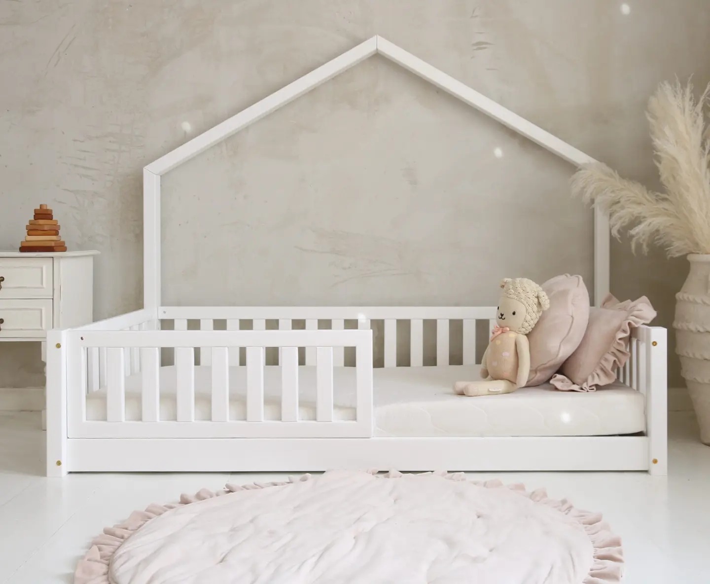 chambre enfant avec lit sol bébé et jouets
