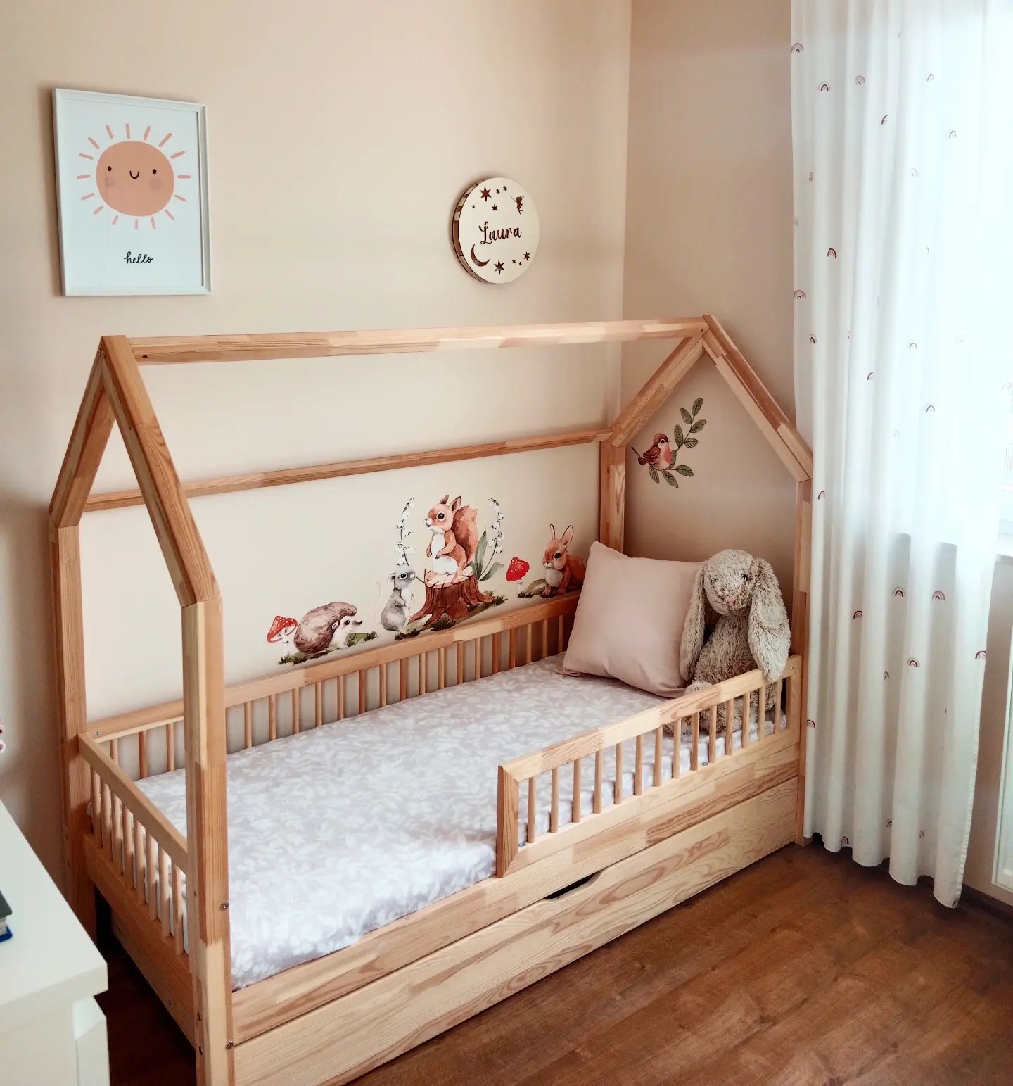 Chambre d'enfant avec lit cabane maison en bois et peluche