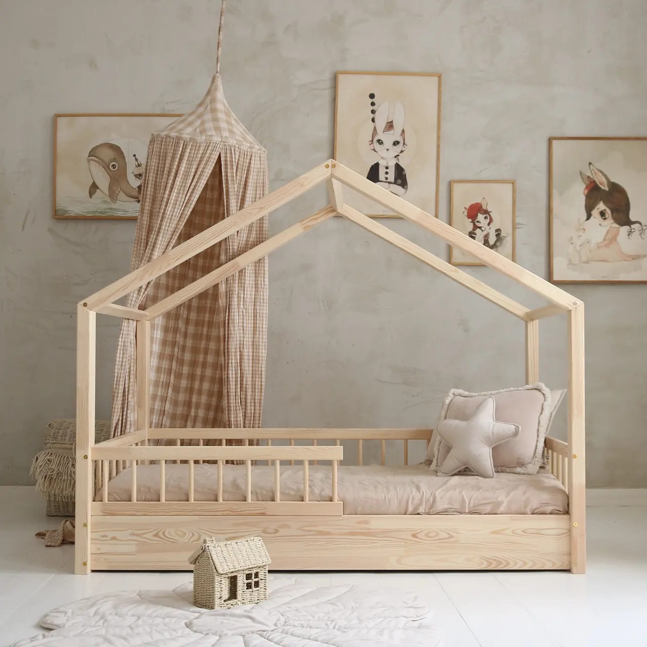 Chambre d'enfant avec lit cabane montessori en bois et décorations murales