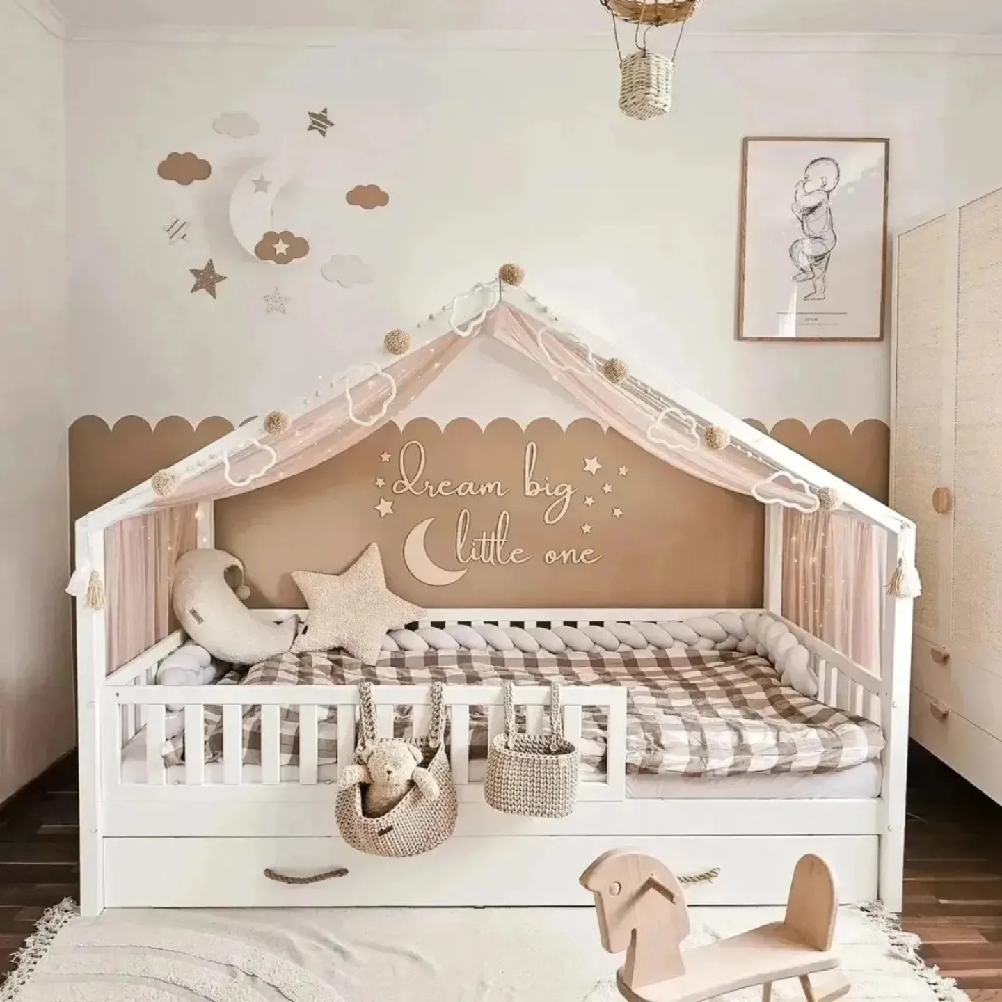 Lit Montessori blanc avec des accessoires doux et message décoratif pour une chambre d'enfant