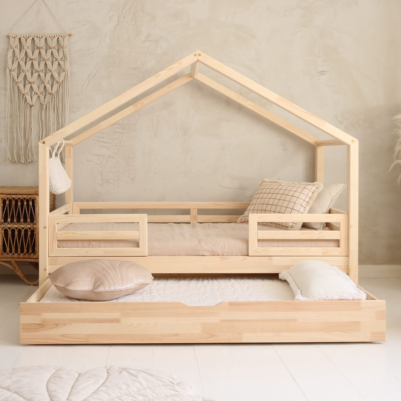 Lit Montessori minimaliste en blanc avec un fauteuil à bascule dans une chambre d'enfant moderne