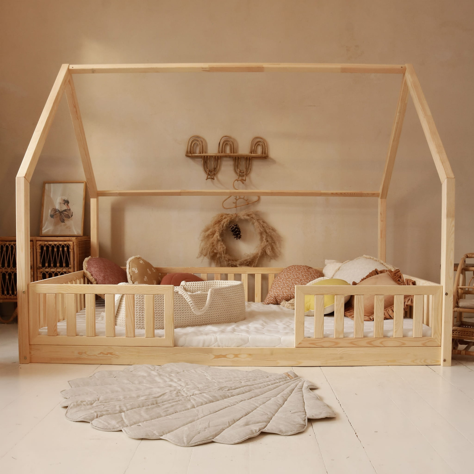 Lit Montessori en bois naturel avec design minimaliste pour une chambre d'enfant moderne