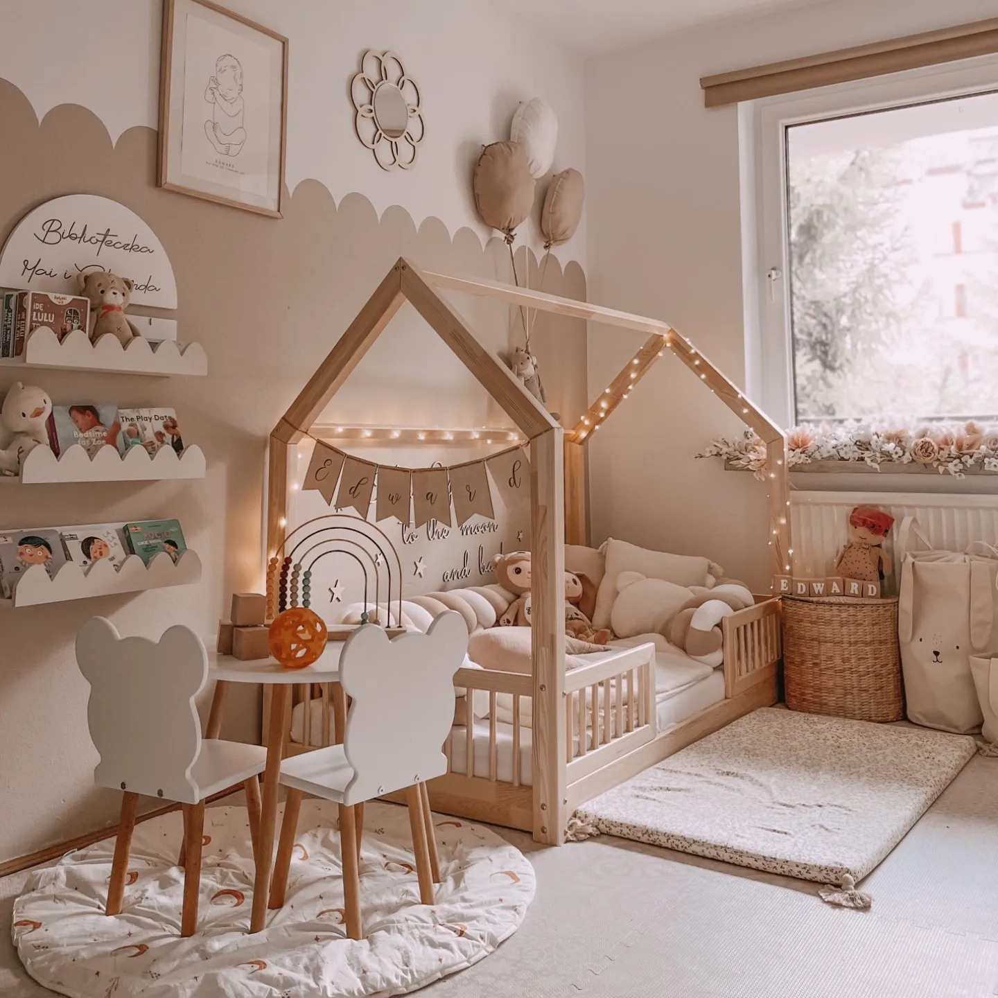 Chambre bébé fille avec lit en bois naturel et décoration délicate