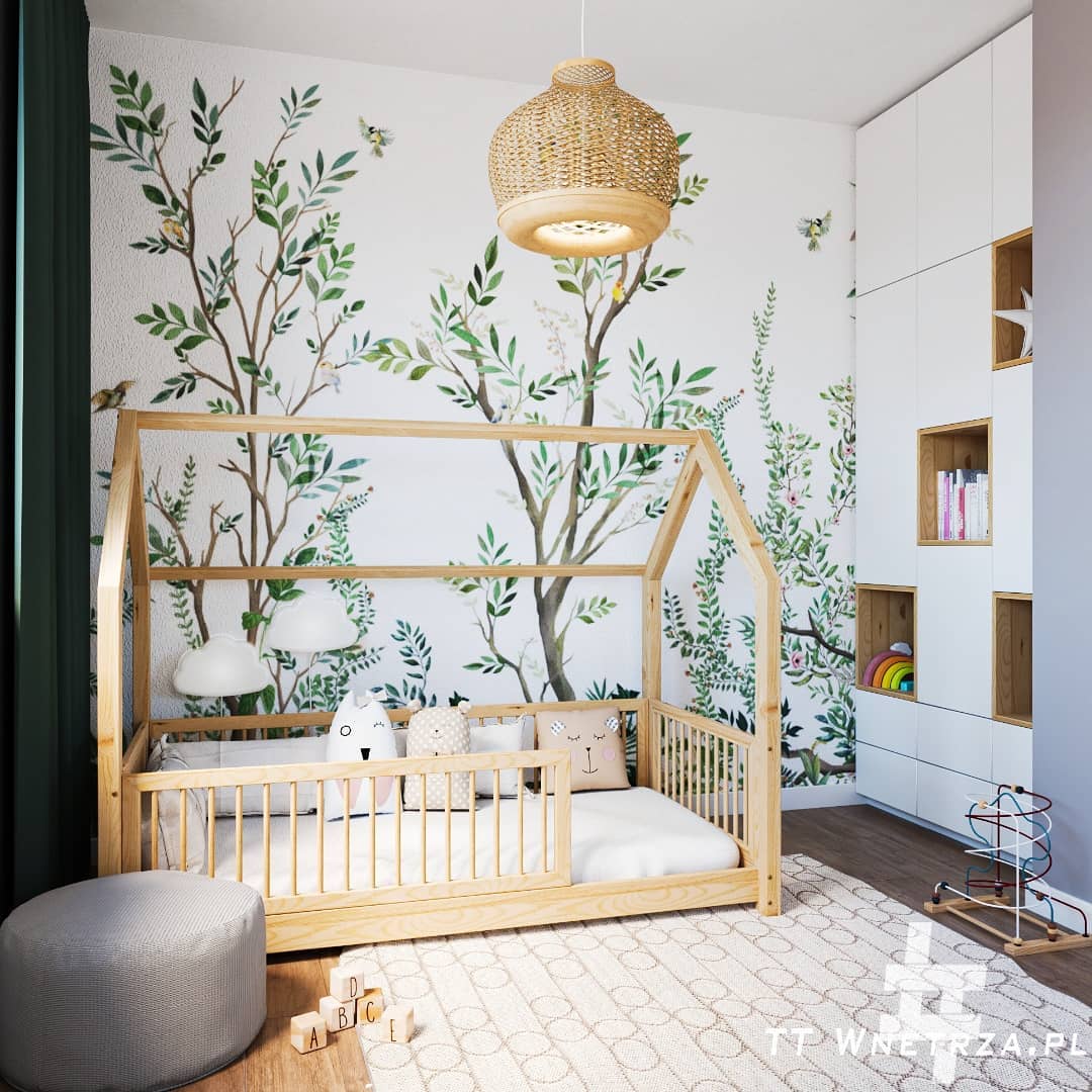 Chambre bébé fille avec lit Montessori et décoration murale végétale